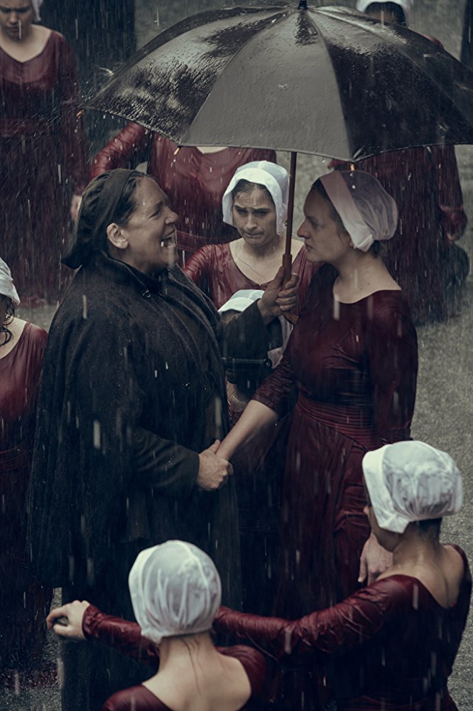 الیزابت ماس و آن داود در قسمت اول فصل دوم «سرگذشت ندیمه»(The Handmaid's Tale)